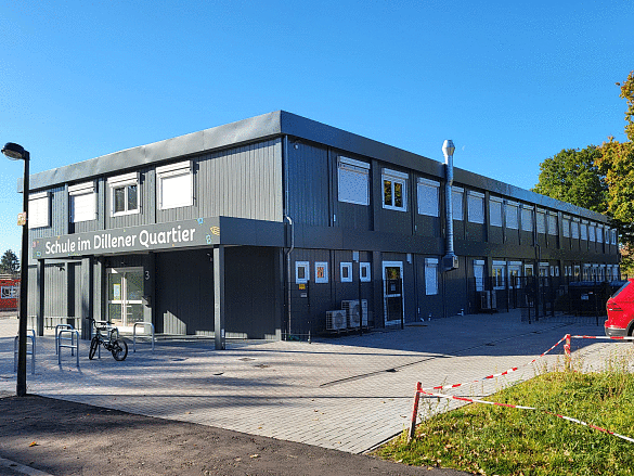 Frontansicht der Schule